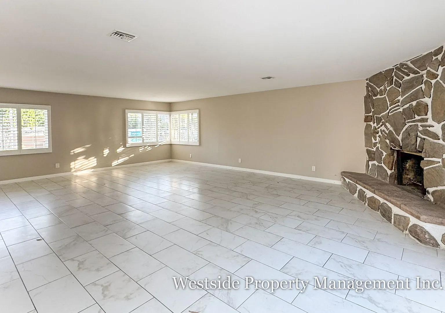 Play Del Rey Neighborhood | 4 Bedroom Front House — Photo 3