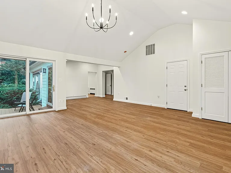 2375 N Vernon St — Photo 26