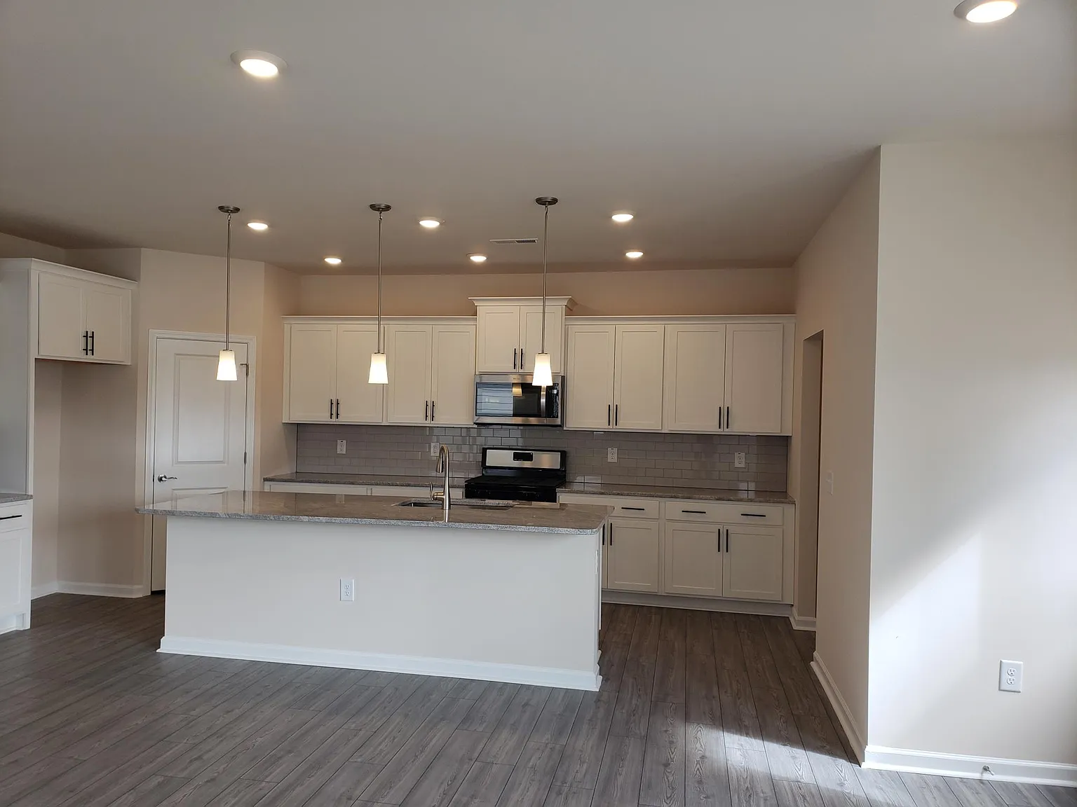 3 bed, 2.5 bath, 2400 sqft, $2,450 — Photo 4