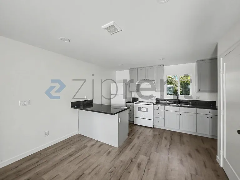 5844 1/2 Denver Ave — Photo 6