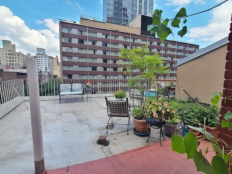 255 W 51st St #5A — Photo 6