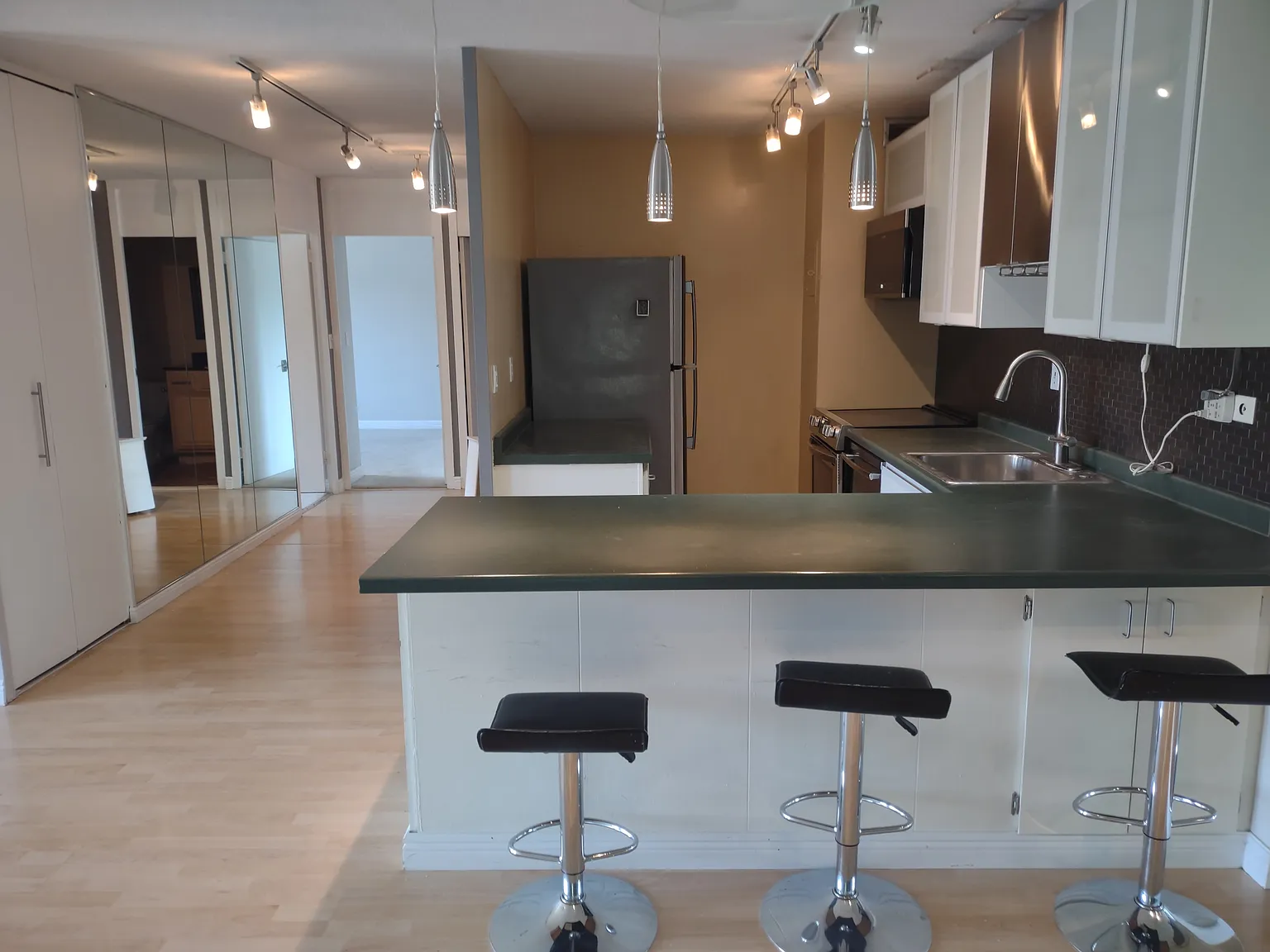 2 bed, 1030 sqft, $2,090 — Photo 3