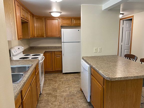 3rd image of 520 9th St SE #3