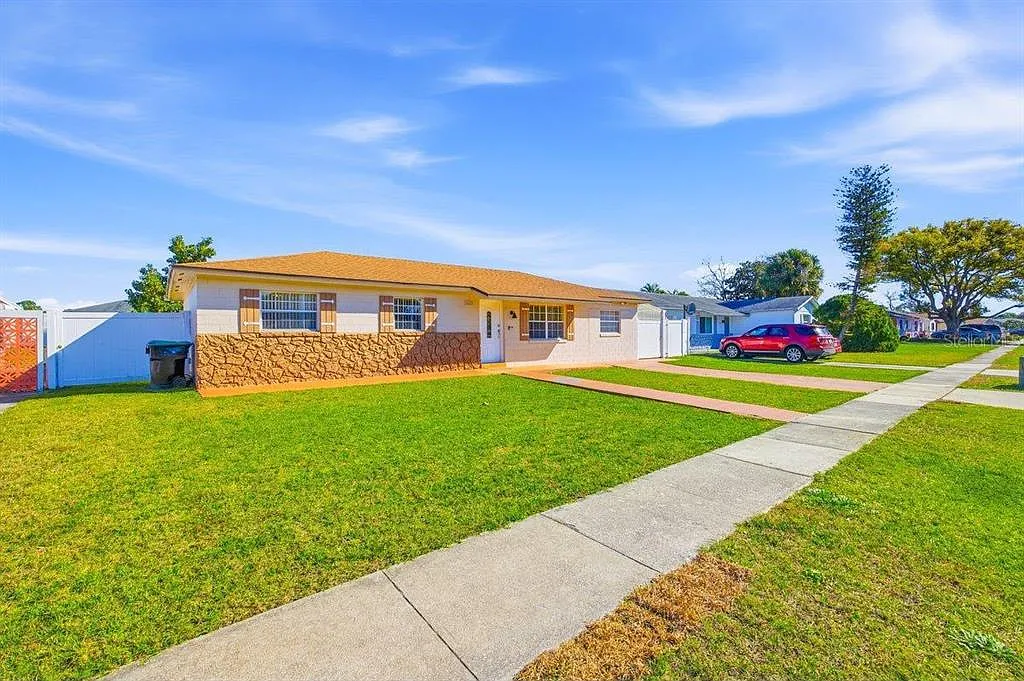3 bed, 2.0 bath, 1408 sqft, $2,250 — Photo 2