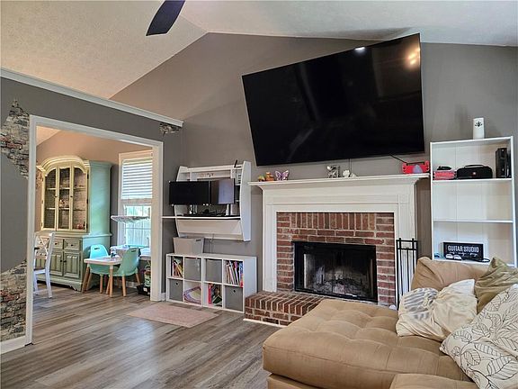 5th image of 102 Thomas Dr