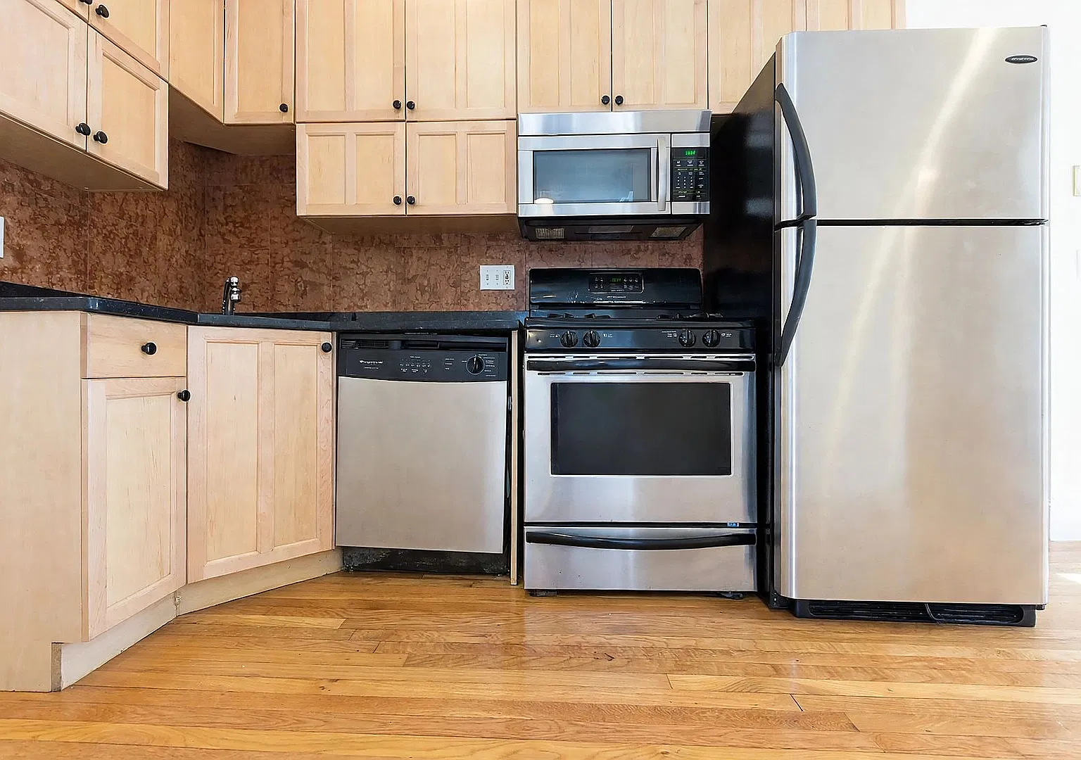 Modern Apt in Most Desirable Street of Locations! ! Heat & HW Inc — Photo 2