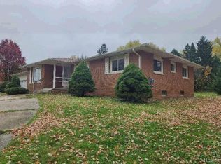 1080 Dye Krest Dr, Flint, MI 48532