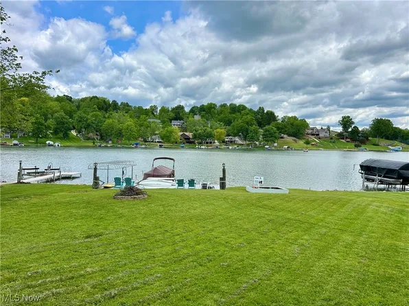 450 W Mohawk Dr, Malvern, OH 44644