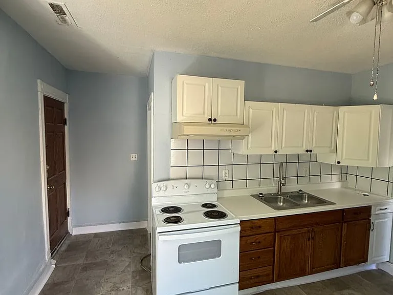 1332 Buchanan Ave — Photo 2