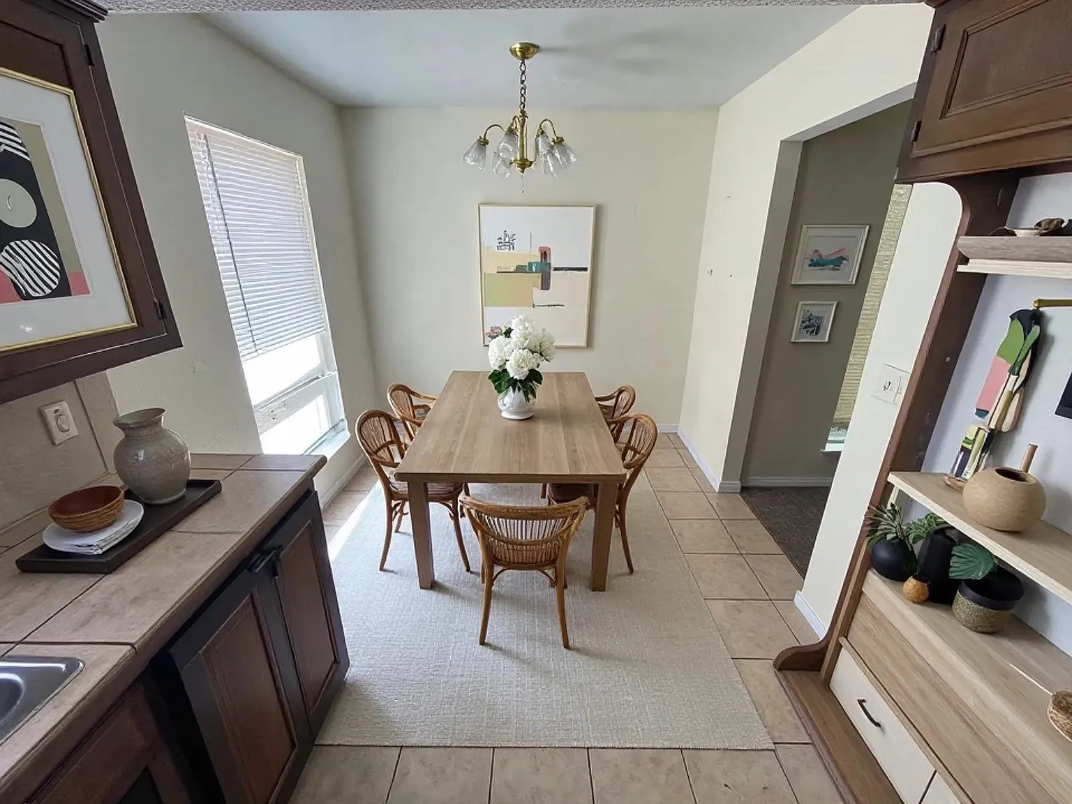 3 bed, 2.0 bath, 1295 sqft, $1,050 — Photo 2