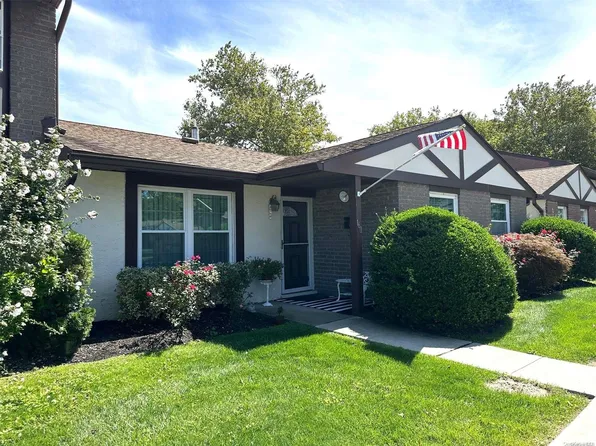 160 Greenmeadow Drive #160, Deer Park, NY 11729