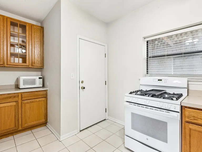 2958 W Montrose Ave #2 — Photo 10