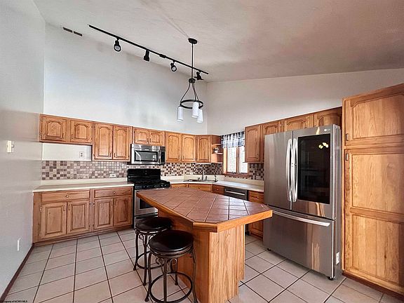 4th image of 142 Loy Ln