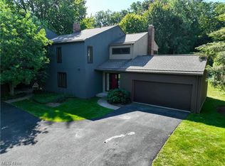 33 Oakshore Dr, Bratenahl, OH