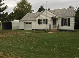 705 W Douglas St, New Douglas, IL