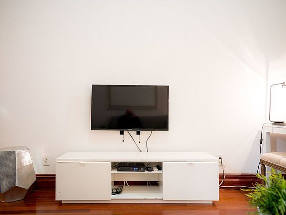 5th image of 237 W 15th St APT 1C