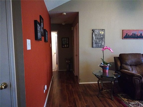 5th image of 837 Vicksburg Ln