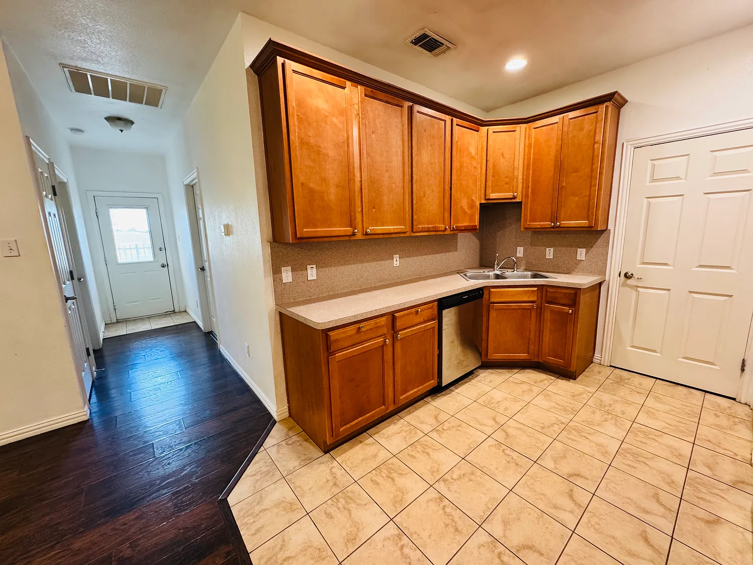 2 bed, 1049 sqft, $1,450 — Photo 4