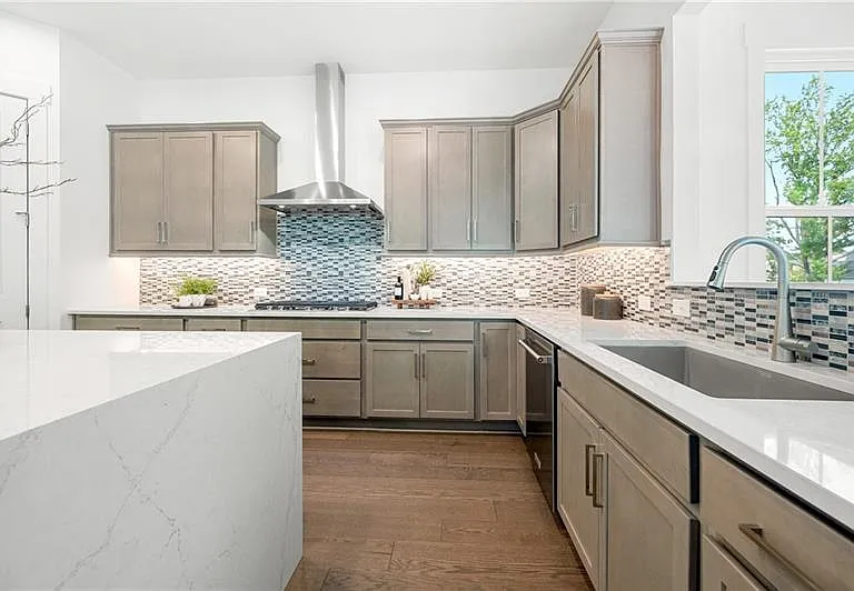 2815 Medford Dr — Photo 3