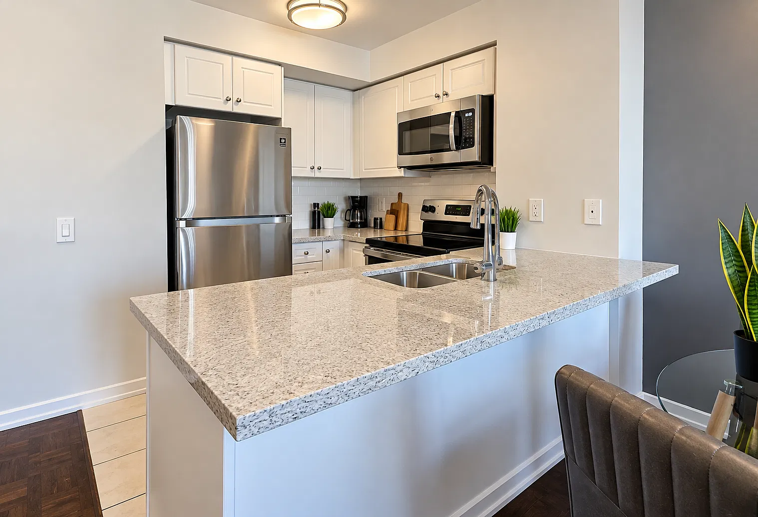 Furnished Apartment in Toronto | All Inclusive | Short term Rental — Photo 1