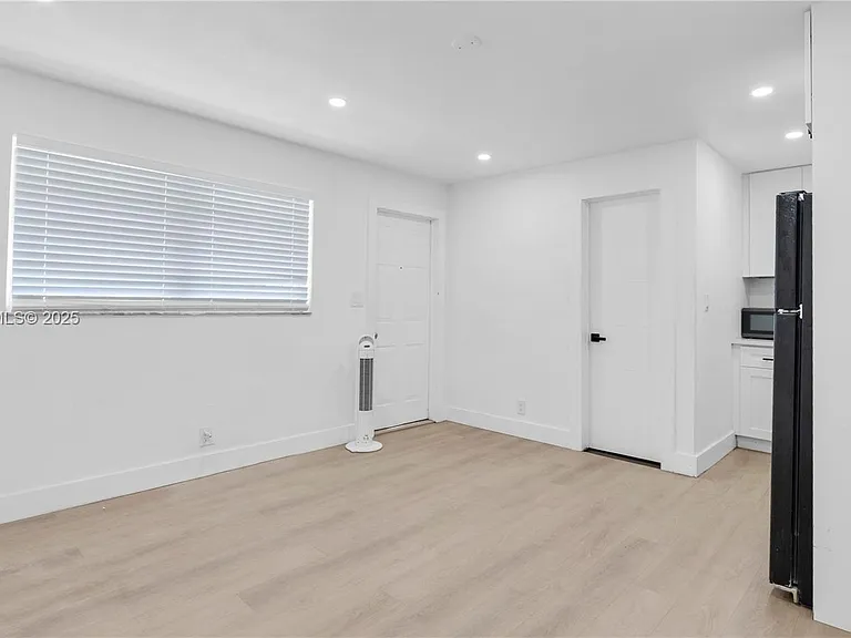 32 SW 9th St #2 — Photo 13