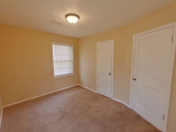 5th image of 1548 N Pinecrest Ave