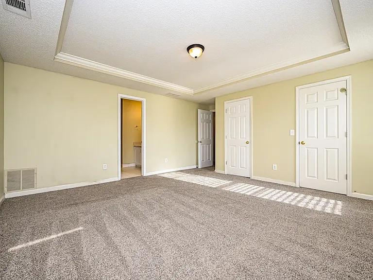 190 Windsor Cir — Photo 6