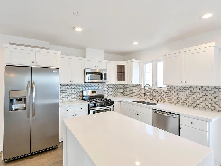 2518 Thurman Ave — Photo 6
