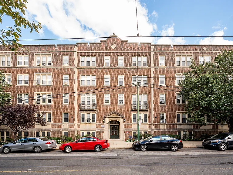 Surrey Hall Apartments — Photo 6