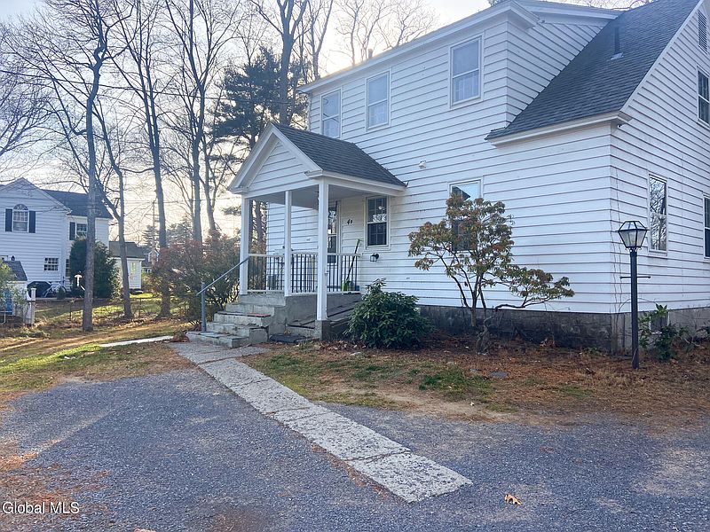 3rd image of 4 Woodridge Road