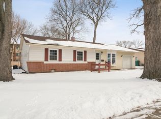 11 Crestview Ter, Buffalo Grove, IL 60089