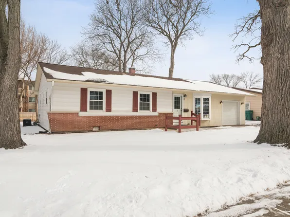 11 Crestview Ter, Buffalo Grove, IL 60089