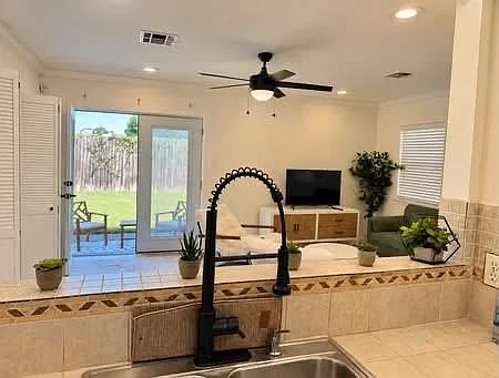 3 bed, 1.0 bath, 1225 sqft, $2,200 — Photo 4