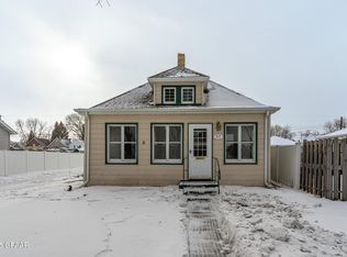 717 N 4th St, Grand Forks, ND 58203