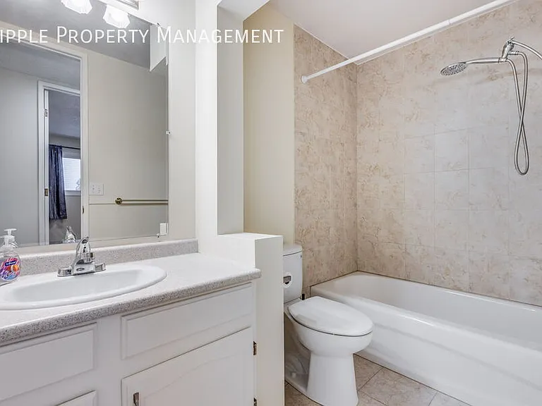 63 Woodglen Close SW #UPPER — Photo 13