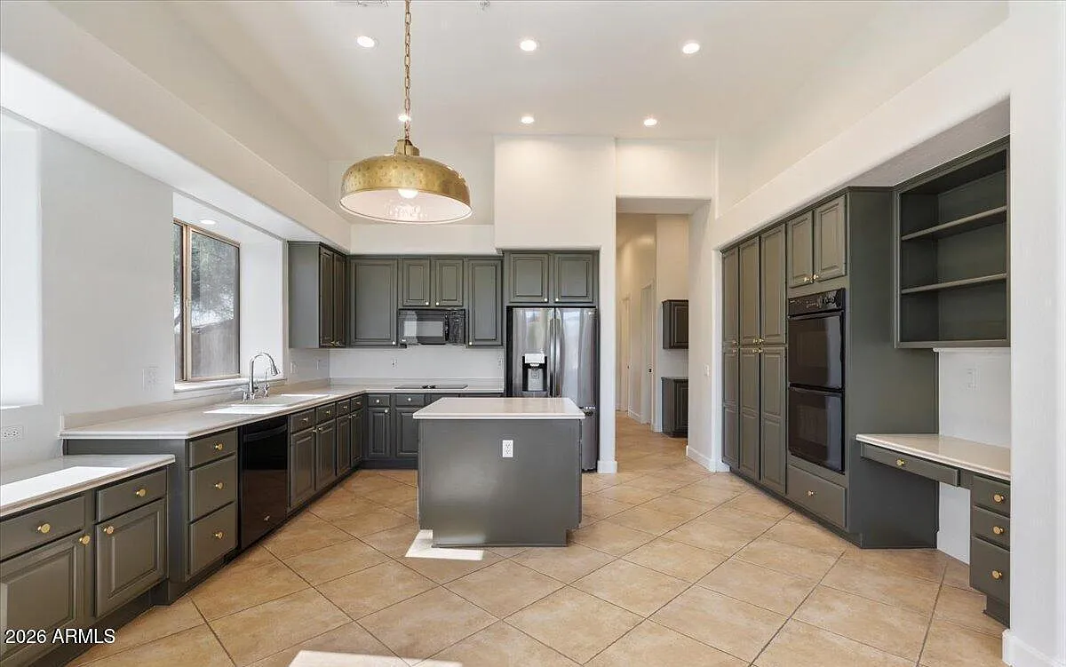 3 bed, 2.5 bath, 2705 sqft, $6,400 — Photo 3