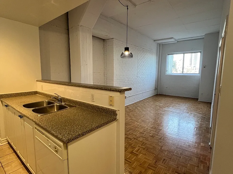 1401 Dupont St