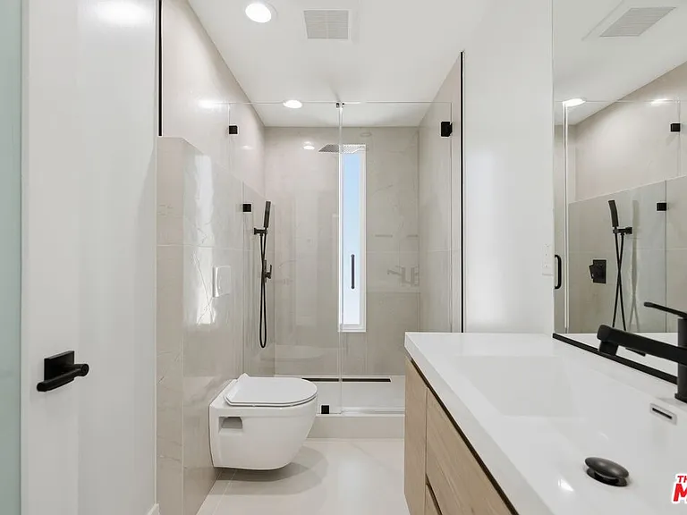 11611 Burbank Blvd — Photo 11