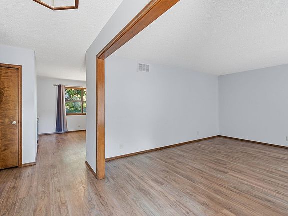 5th image of 401 N Oak Forest Ln