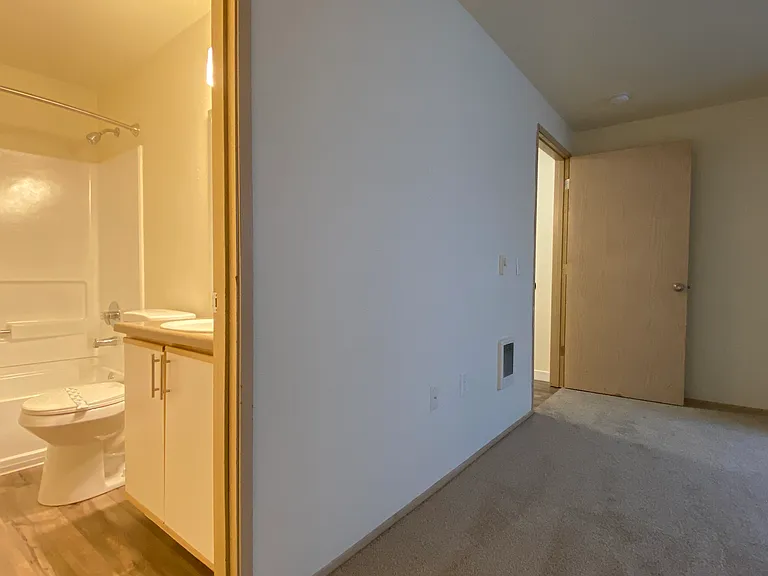 Chehalem Creek Apartments — Photo 21