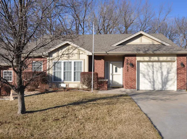 5822 SW Sterling Ln, Topeka, KS 66604