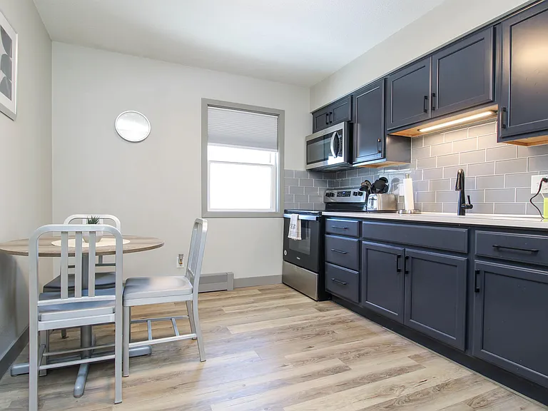 203 3rd St SE #1A — Photo 12