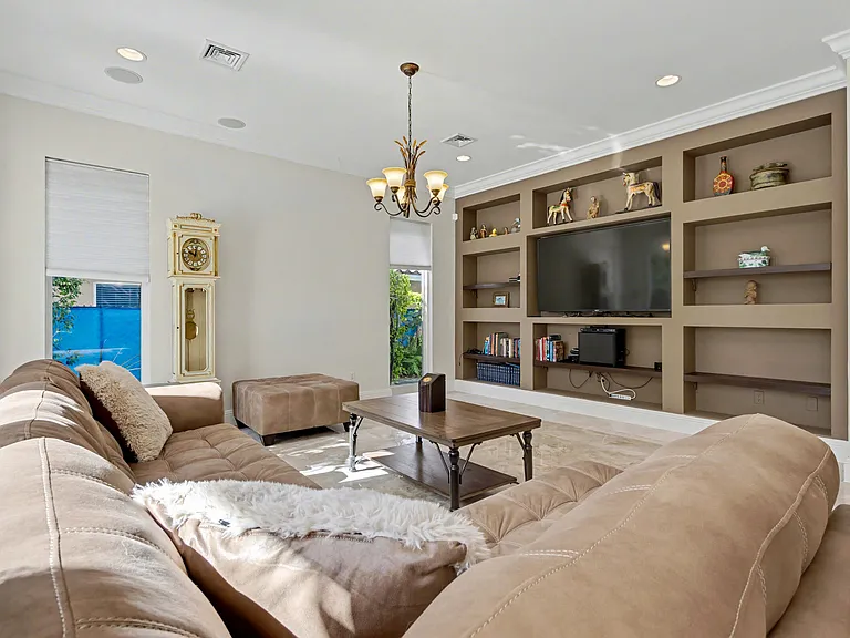 860 E Park Dr — Photo 26