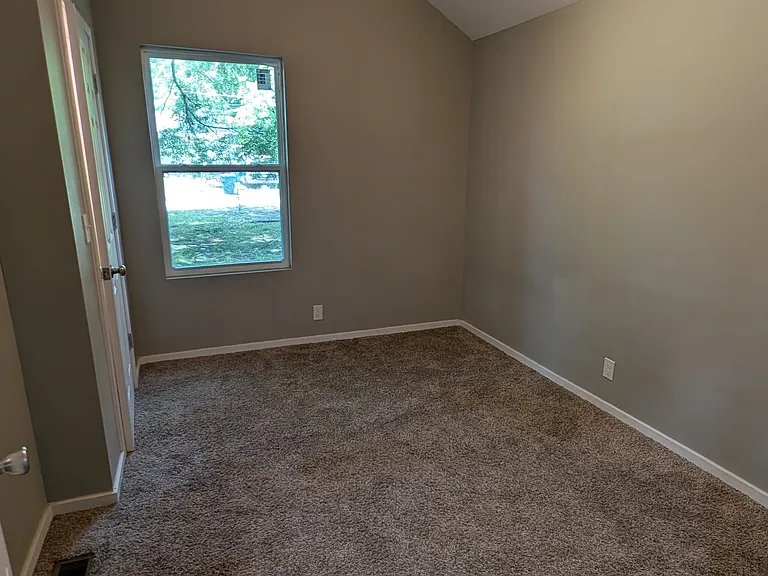 820 S Moffet Ave — Photo 6
