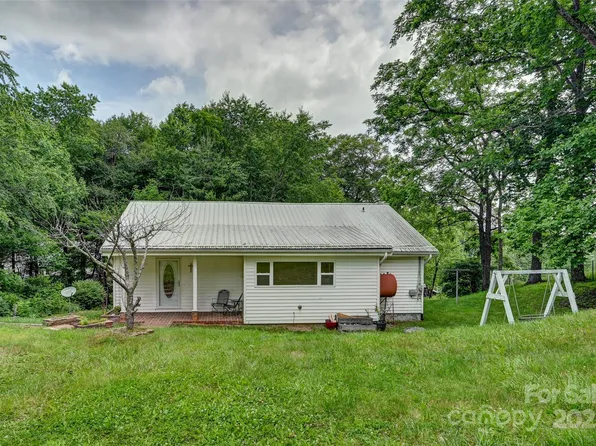 121 Walnut Holler Dr, Waynesville, NC 28786