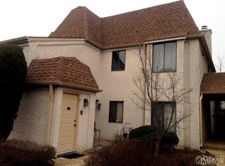 8 Gate House Ln, Edison, NJ 08820