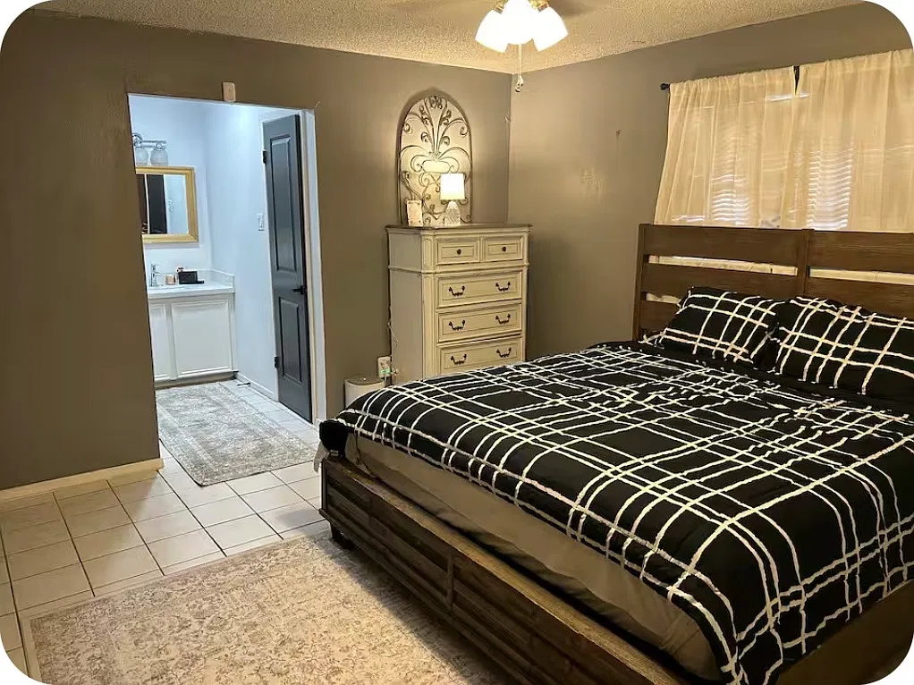 5 bed, 2100 sqft, $3,200 — Photo 2