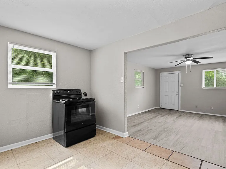 2328 Boss St — Photo 17