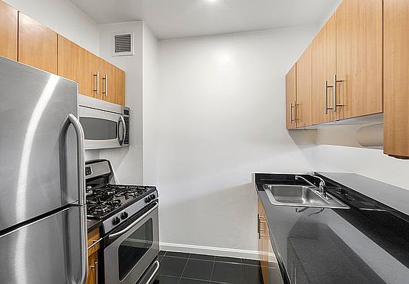 5th image of 20 West St APT 22M