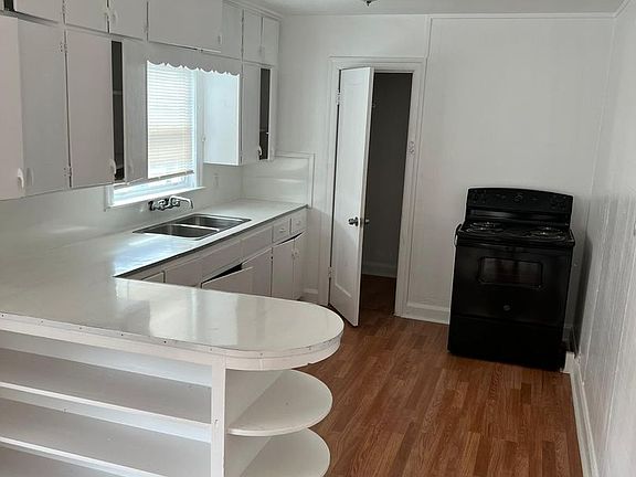 2nd image of 4019 Procter St